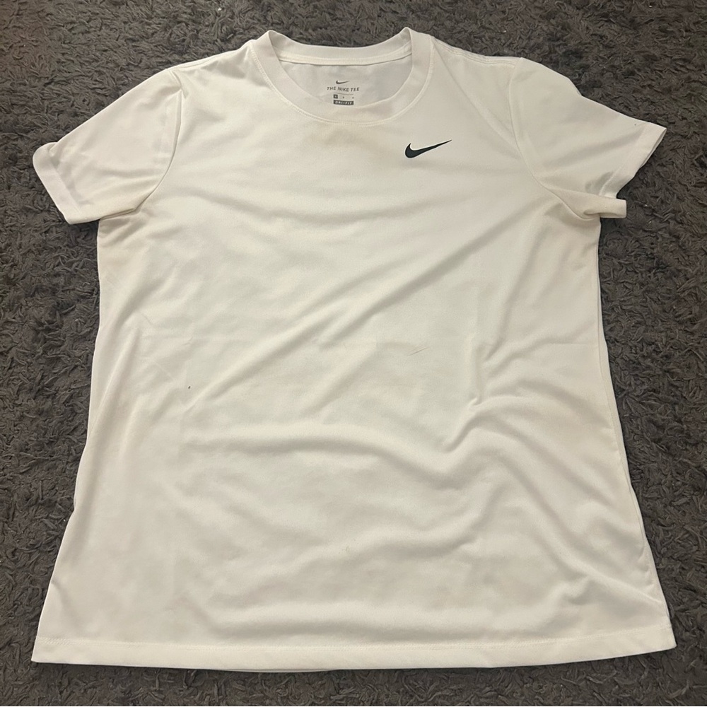 women’s white dri fit nike tee